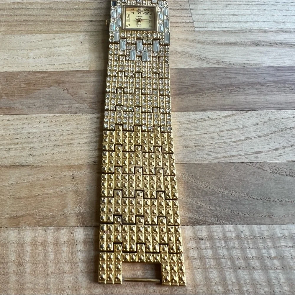 JJ ladies gold tone cocktail bracelet watchNEW BATTERY